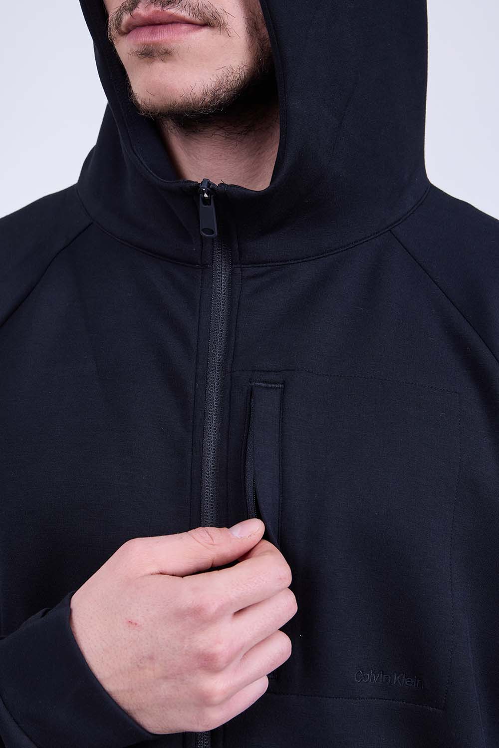 תמונת תקריב דוגמן של קפוצ'ון עם רוכסן