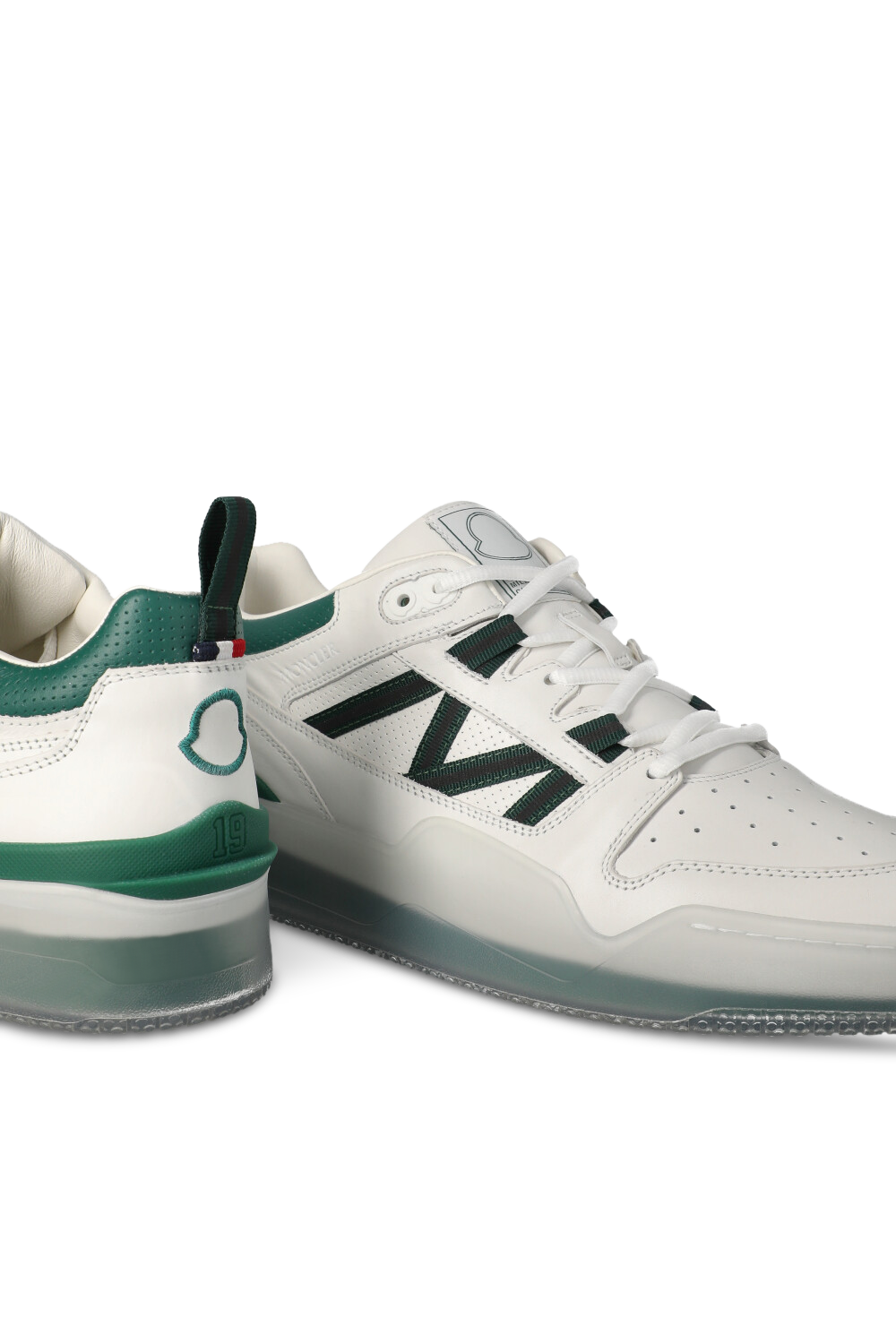 תמונת תקריב של נעלי סניקרס