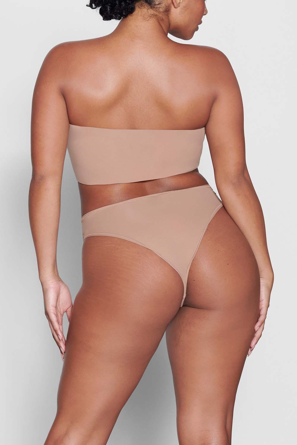 תמונת דוגמן אחורית של BANDEAU