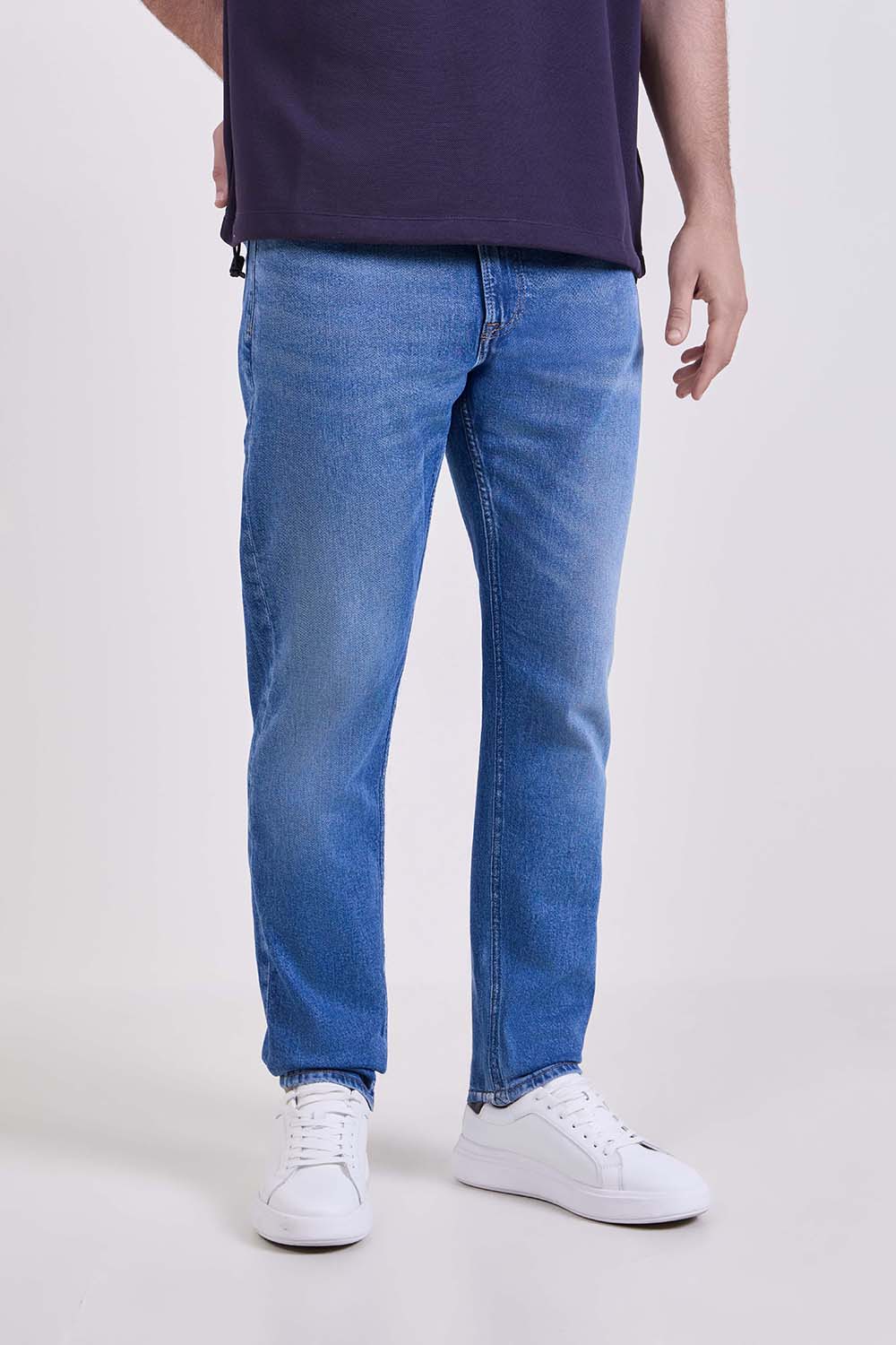 תמונת דוגמן קידמית של מכנסי ג'ינס בגזרת סלים