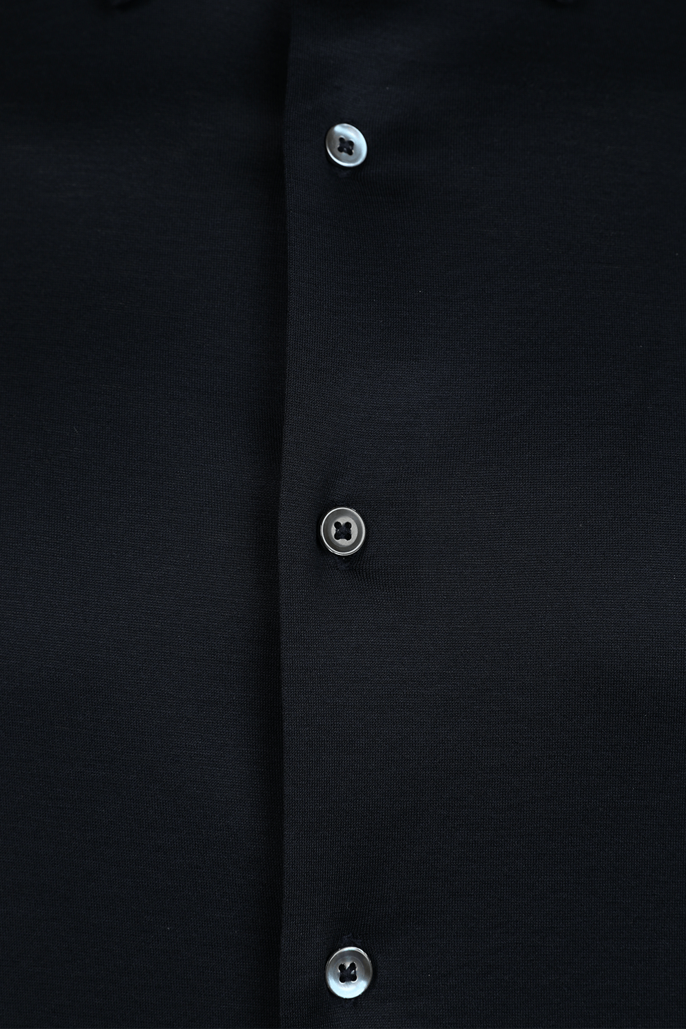 תמונה אחורית של חולצת כותנה מכופתרת