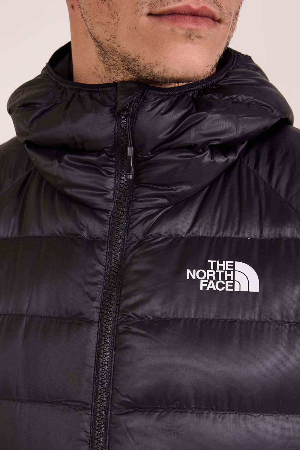 תמונת תקריב דוגמן של מעיל פוך בגזרה צרה