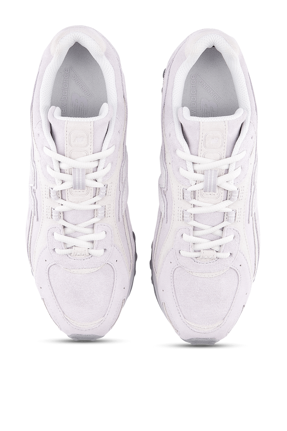 תמונת תקריב של נעלי סניקרס 204 L