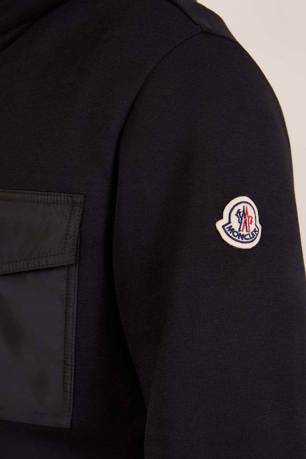 תמונת תקריב דוגמן של ז'קט קפוצ'ון