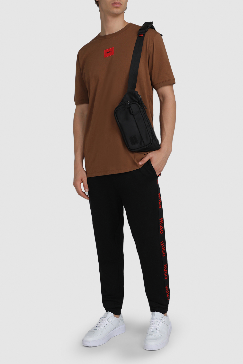 תמונת דוגמן קידמית של תיק פאוץ` שחור