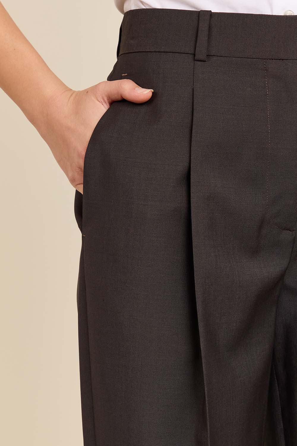 תמונת תקריב דוגמן של מכנסיים מחוייטים