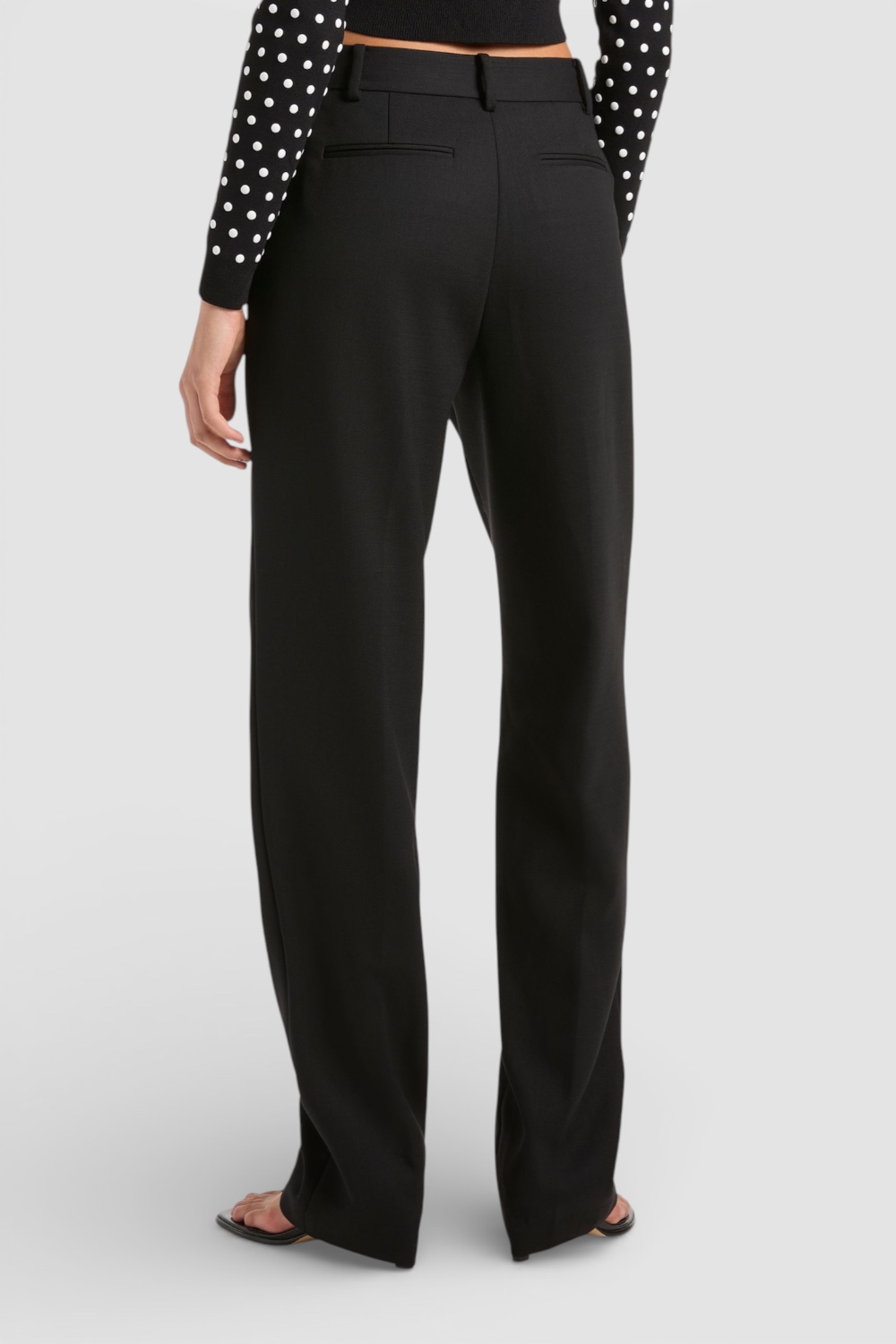 תמונת תקריב דוגמן של מכנסיים מחוייטים