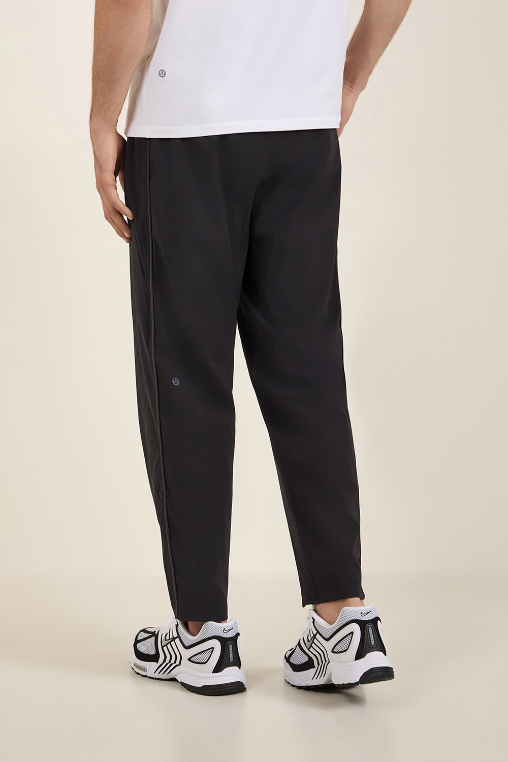 תמונת דוגמן אחורית של Relaxed-fit workout track pants