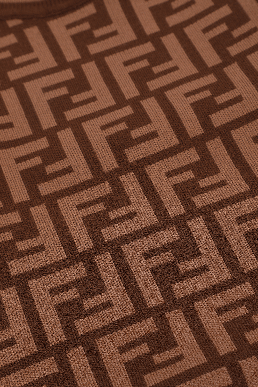 תמונה אחורית של סריג קצר עם לוגו המותג גילאי 8-12