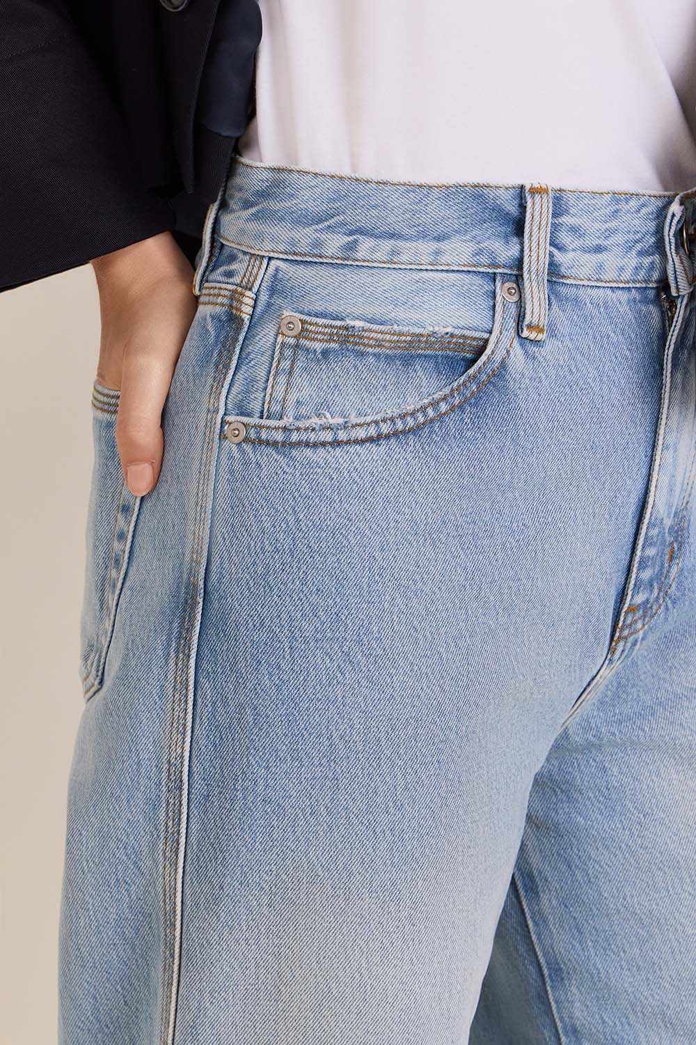 תמונת תקריב דוגמן של מכנסי ג'ינס בגזרה ישרה