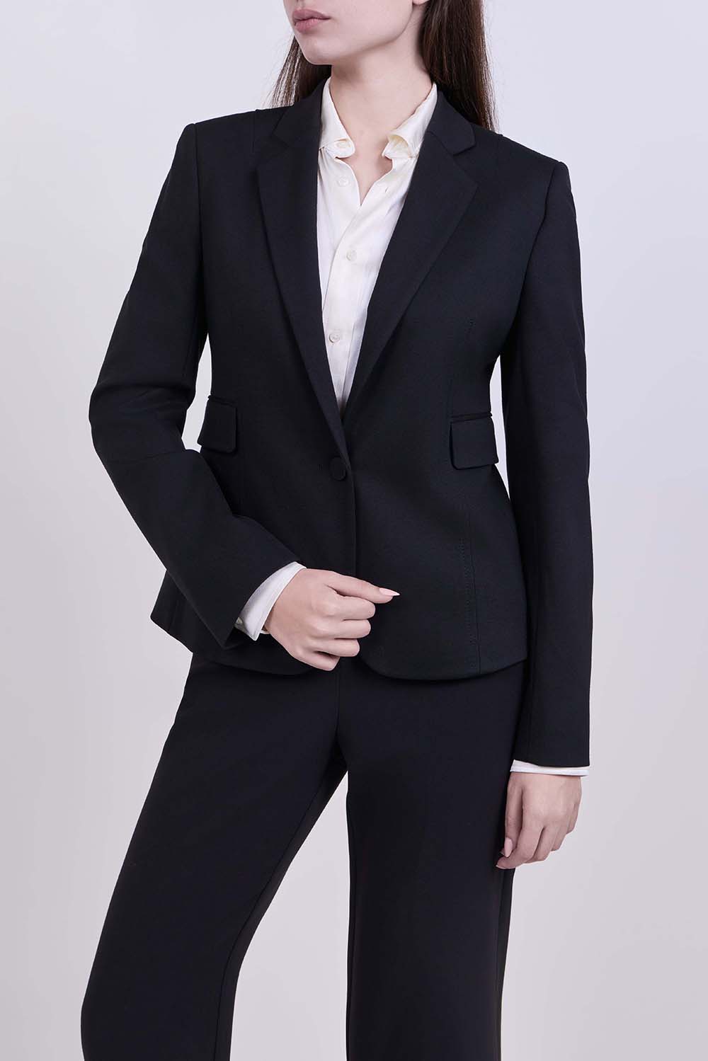 תמונת דוגמן קידמית של בלייזר בגזרת סלים