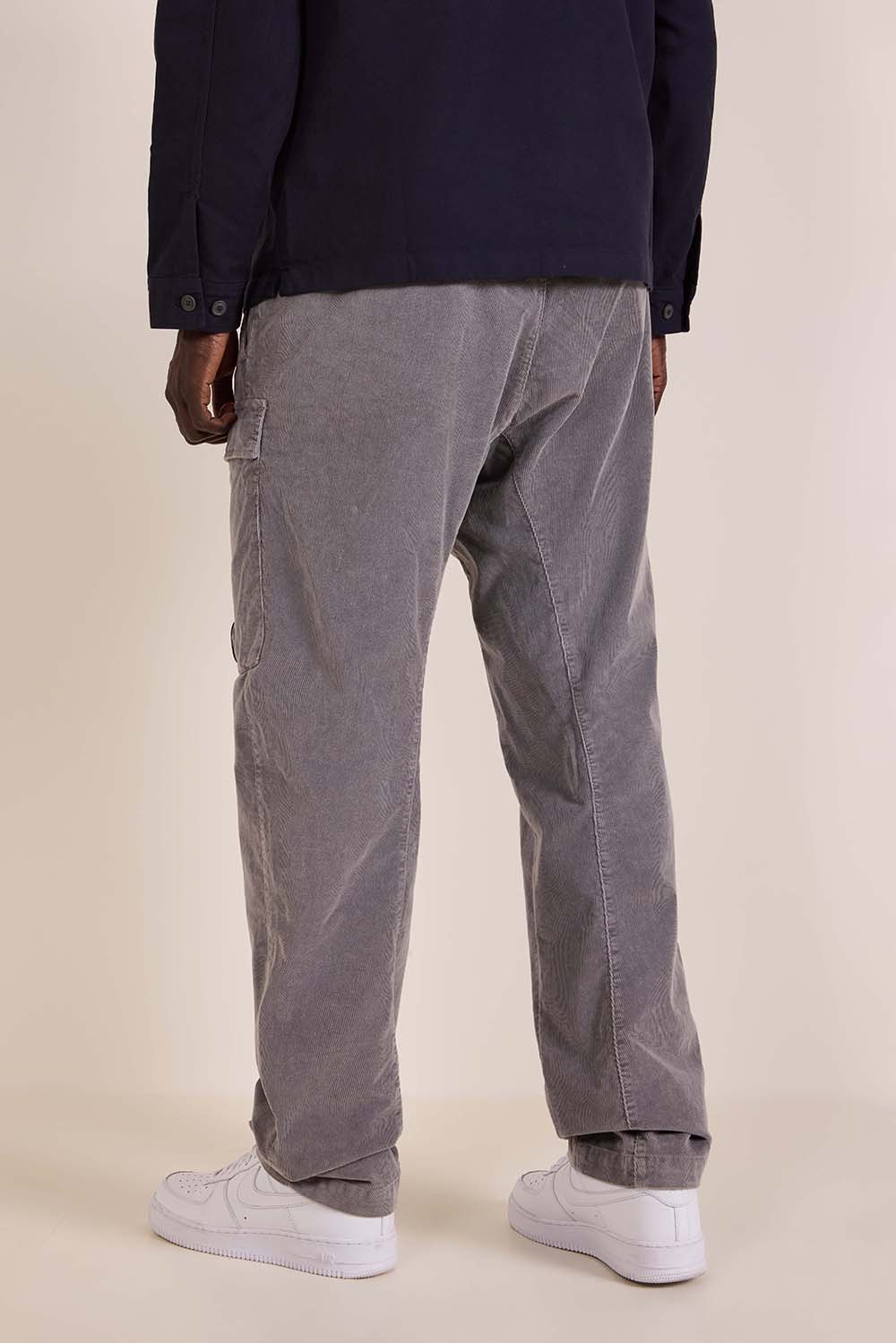 תמונת דוגמן אחורית של מכנסי קרגו קורדרוי