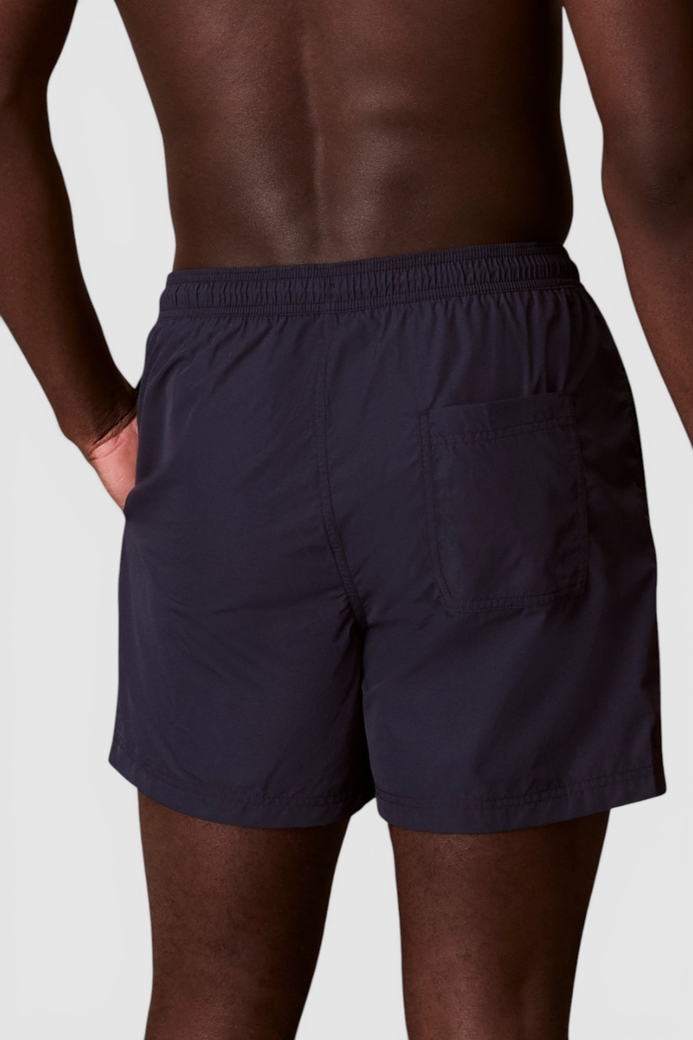 תמונת דוגמן אחורית של מכנסי בגד ים