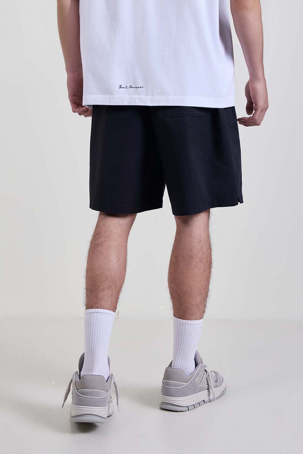 תמונת דוגמן אחורית של מכנסיים קצרים