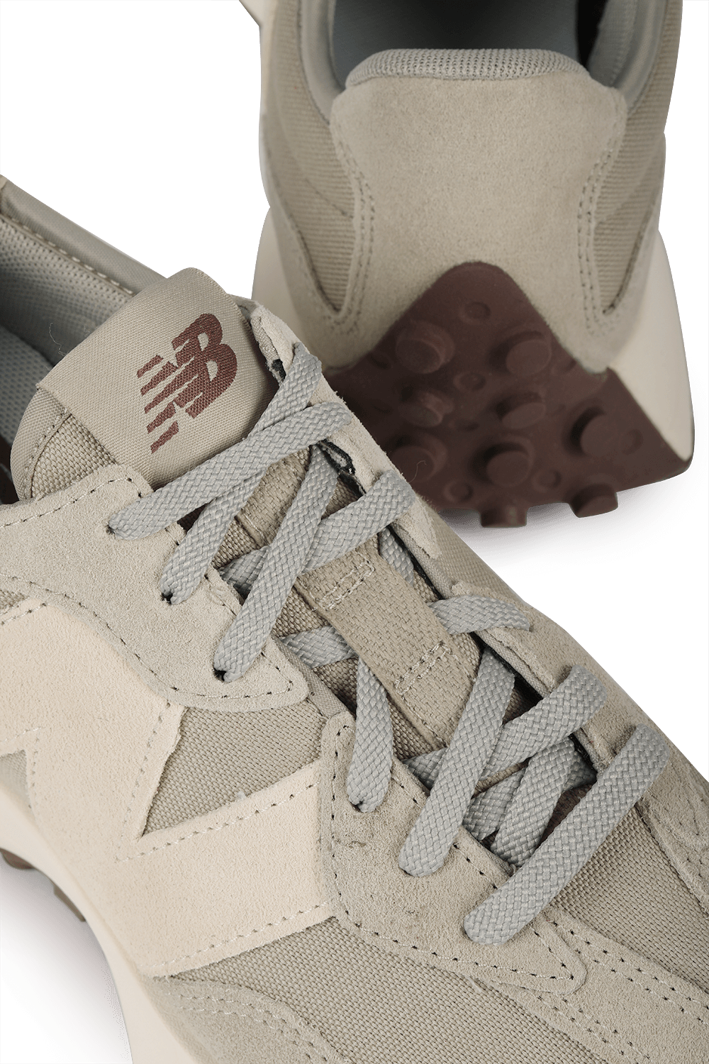 תמונת תקריב של Classic Sneakers in Grey