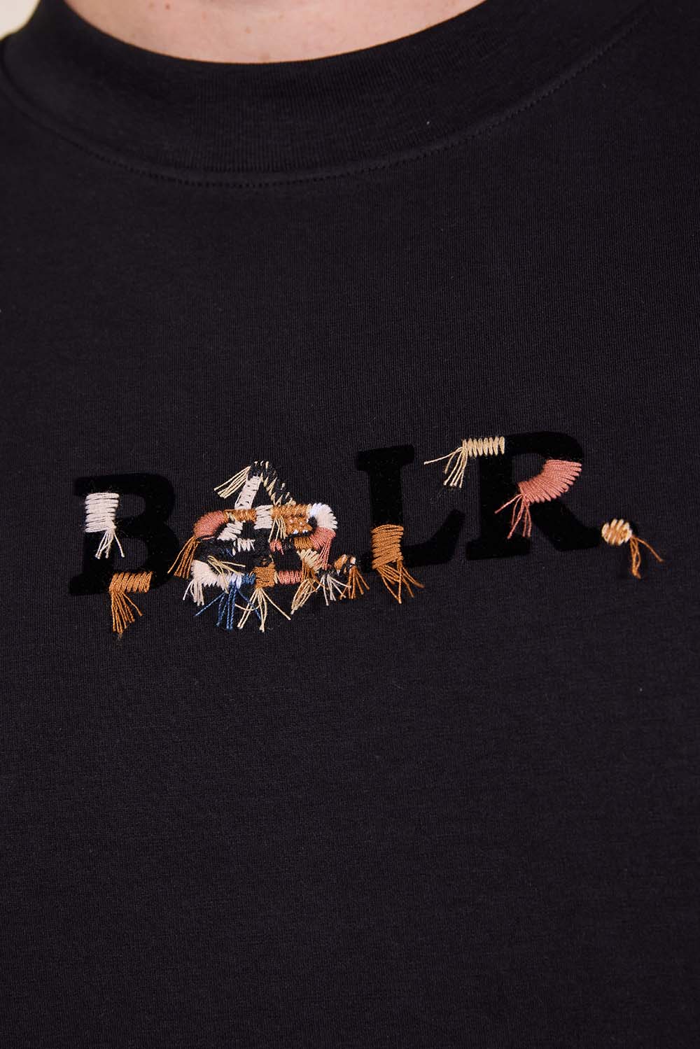 תמונת תקריב דוגמן של חולצת טי אוברסייז