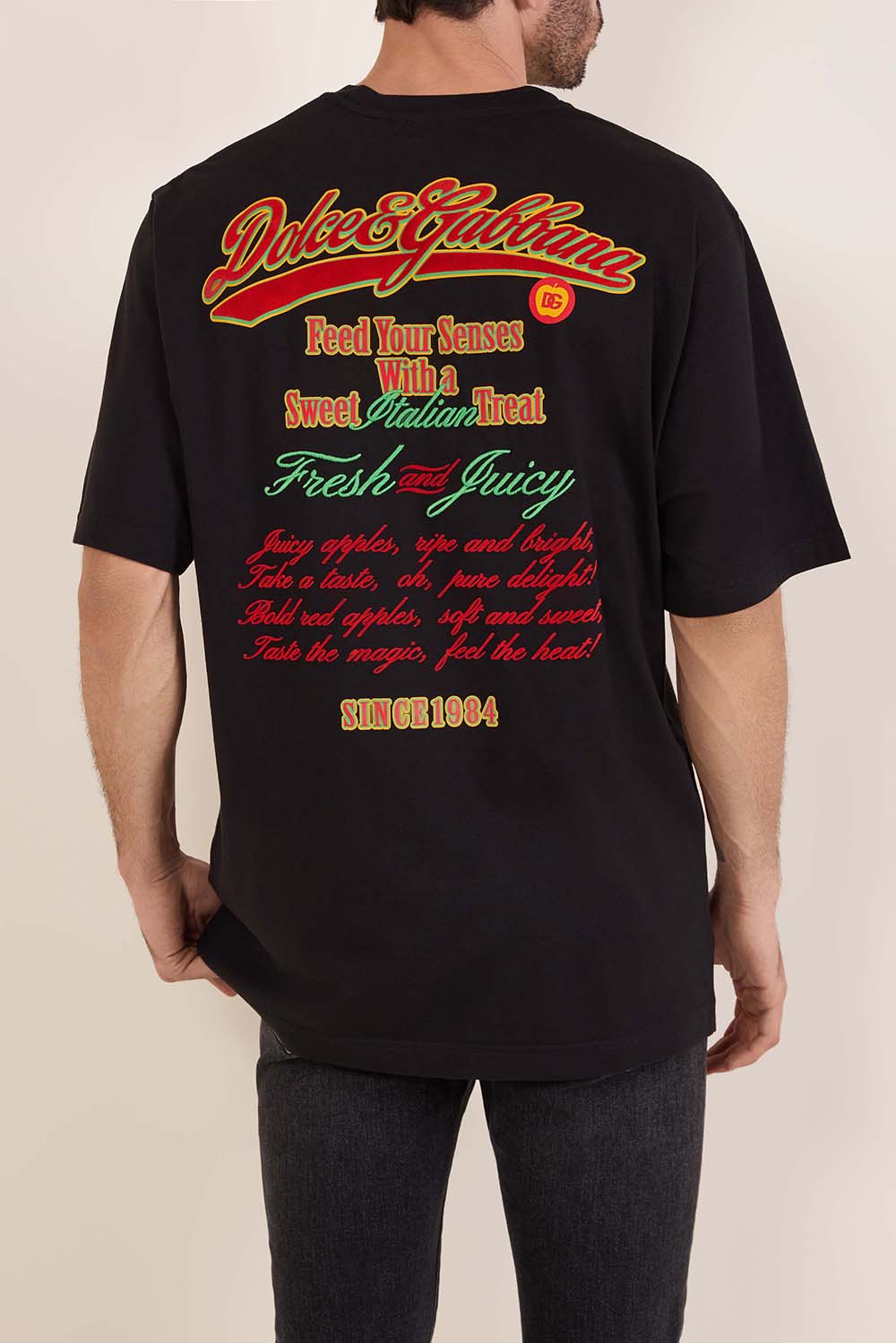 תמונת דוגמן אחורית של חולצת טי