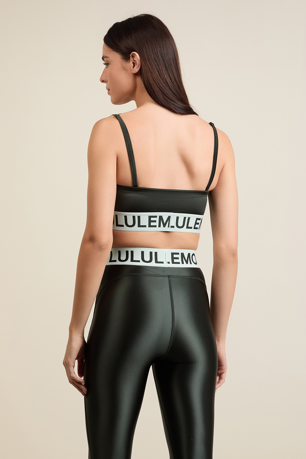 תמונת תקריב דוגמן של Satin Shine Logo Train Bra