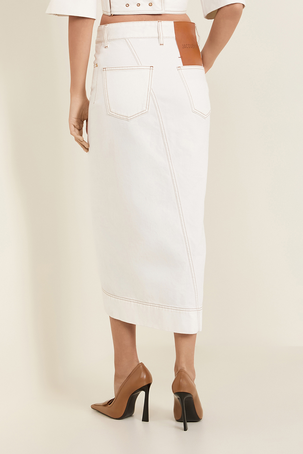 תמונת דוגמן אחורית של חצאית ג'ינס