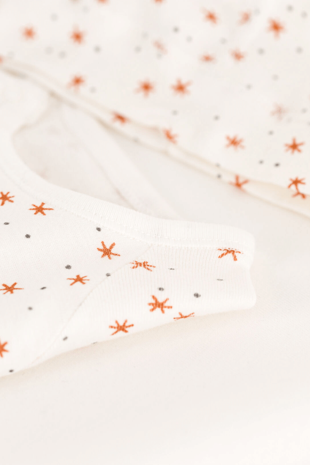 תמונה אחורית של מארז אוברול כובע ושמיכה - גילאי NB-12 חודשים