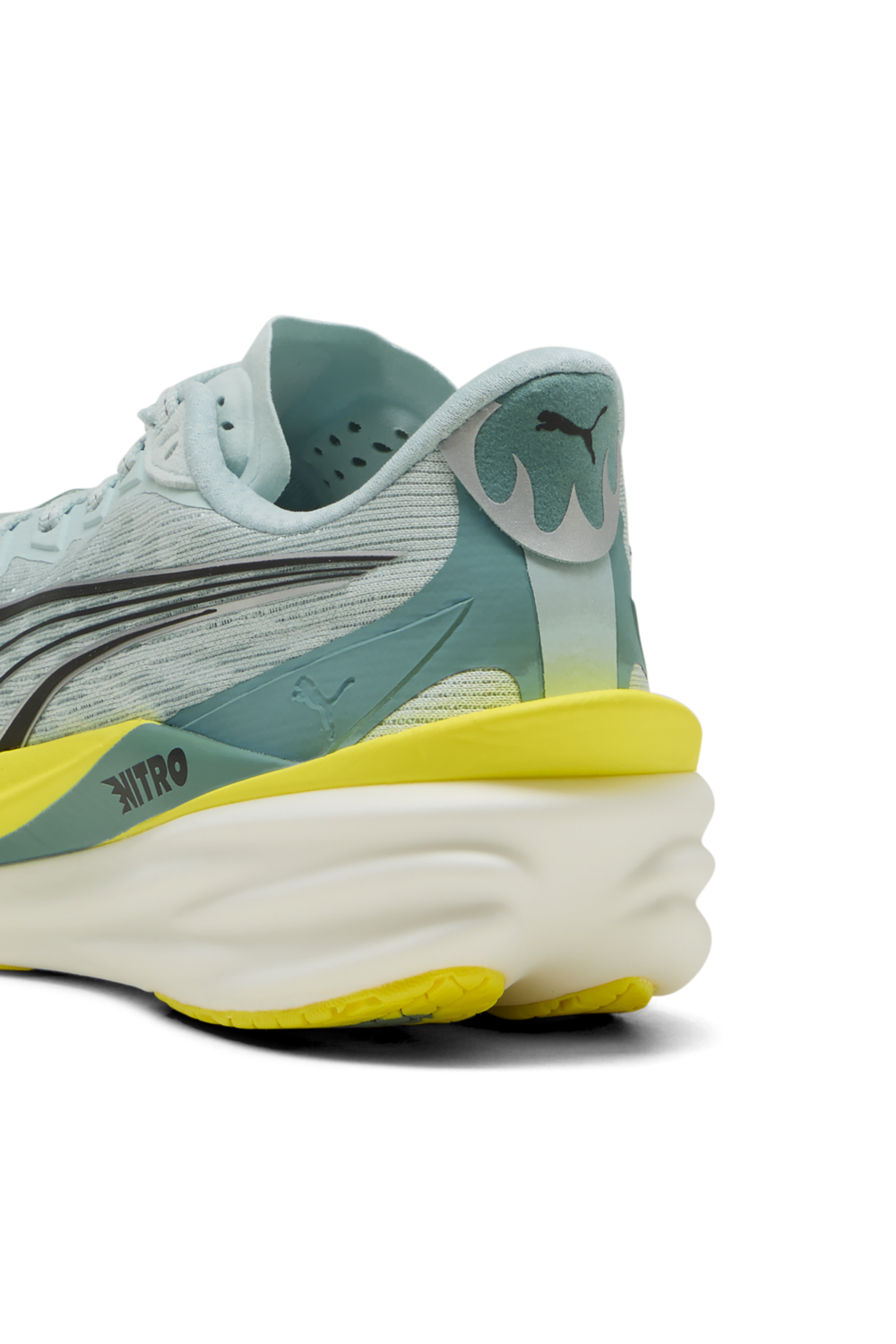 תמונת פנים של נעלי סניקרס