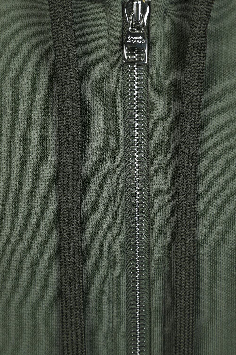 תמונה אחורית של קפוצ'ון ירוק עם רצועות ממותגות