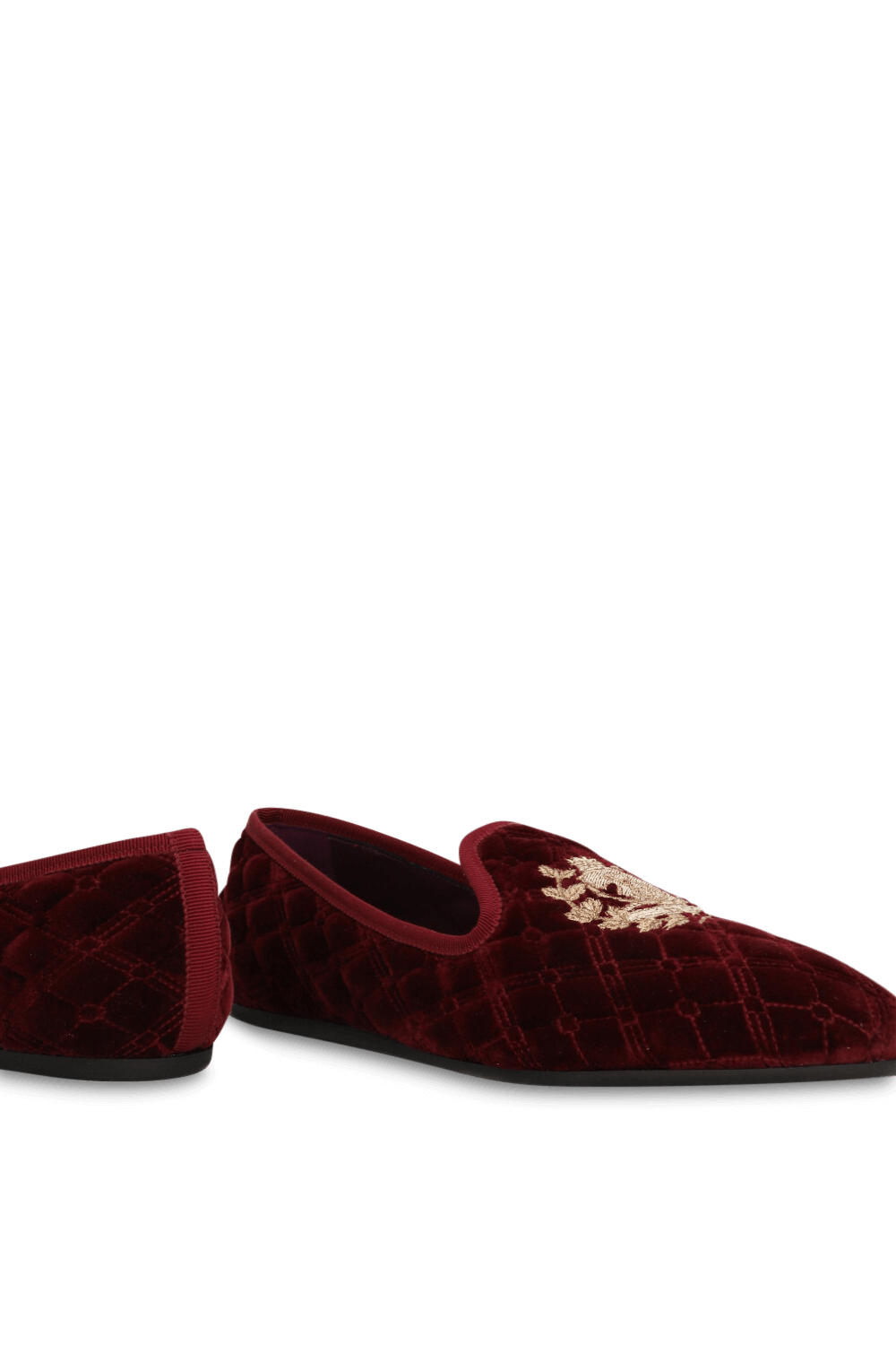 תמונת תקריב של נעלי בית מקטיפה