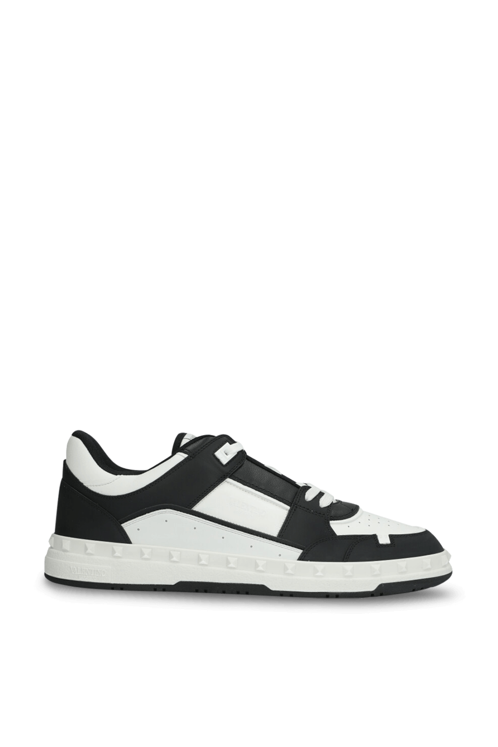 תמונה קידמית של נעלי סניקרס