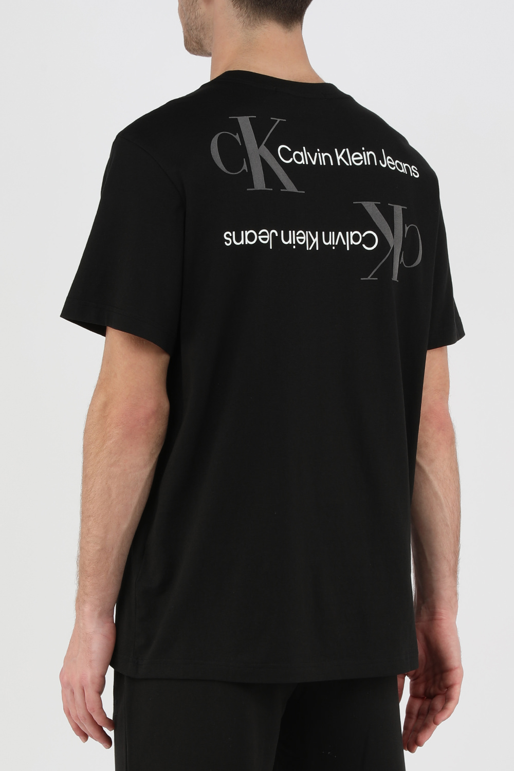 תמונת דוגמן אחורית של חולצת טי שחורה עם לוגו בגב