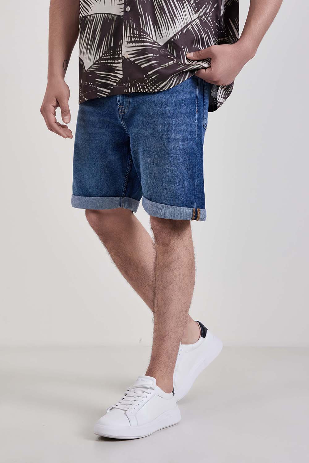 תמונת דוגמן קידמית של מכנסי ג'ינס קצרים