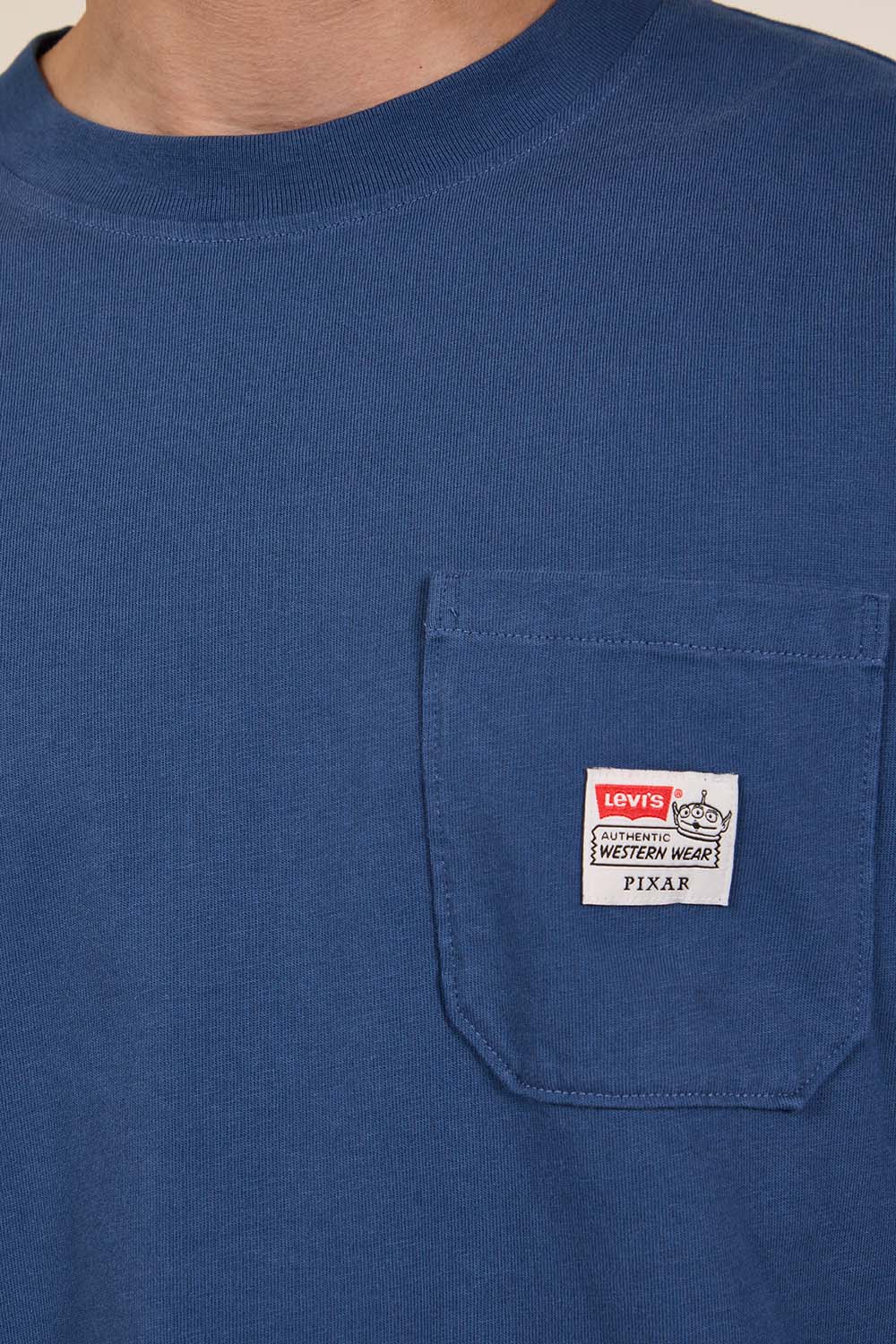 תמונת תקריב דוגמן של ליוויס X צעצוע של סיפור חולצת טי