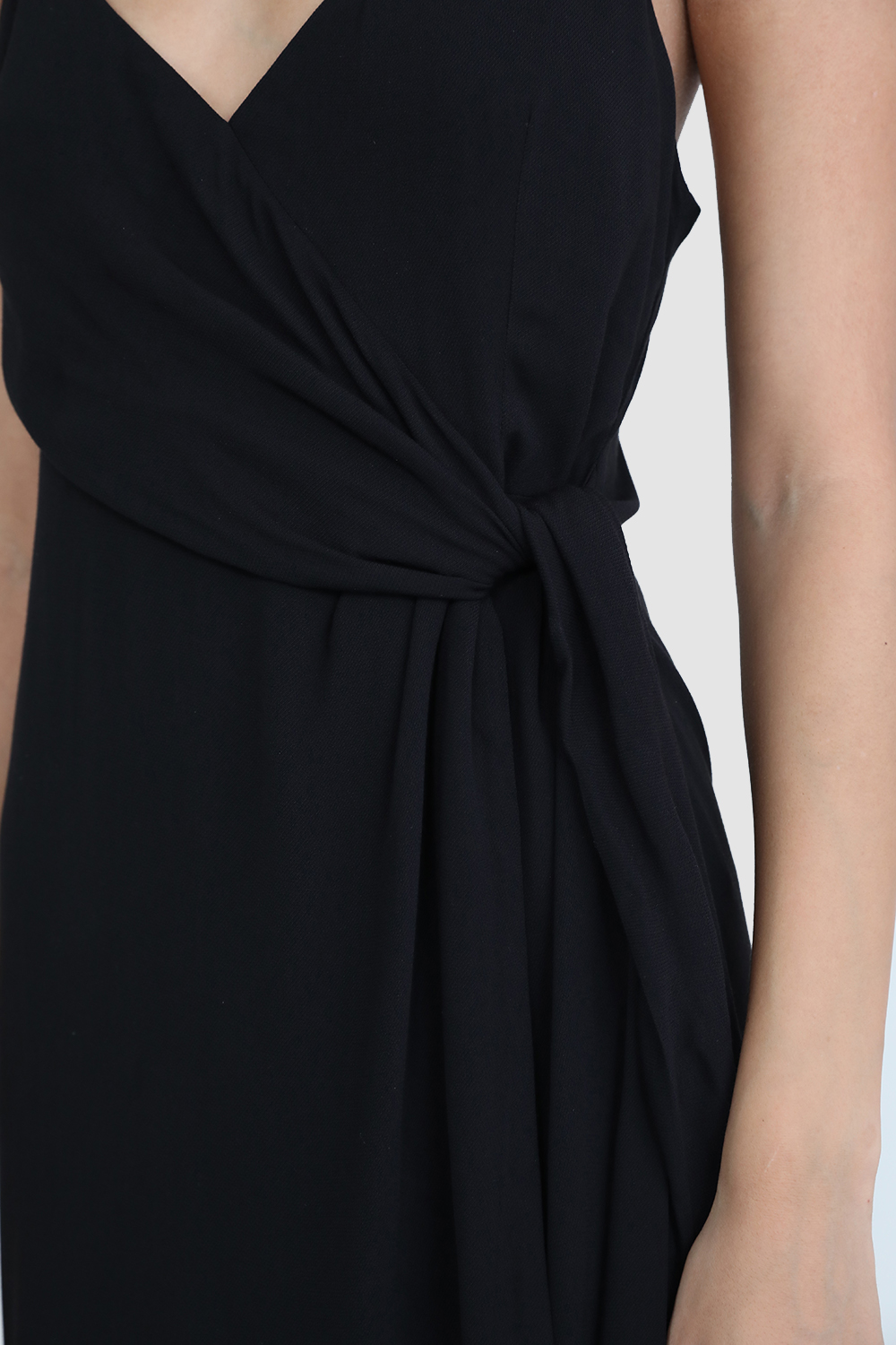 תמונת תקריב דוגמן של שמלת מעטפת