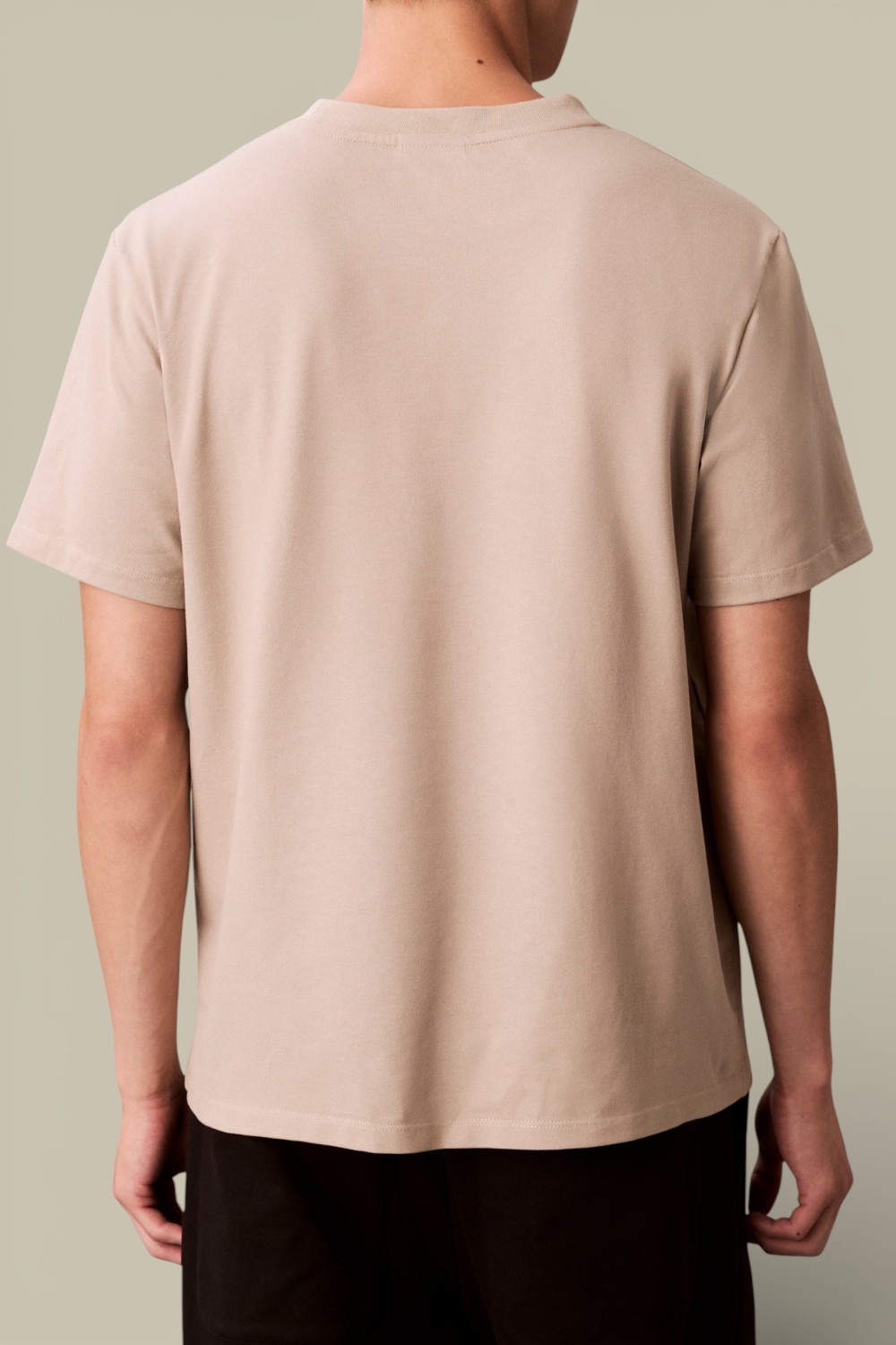 תמונת דוגמן אחורית של חולצת טי