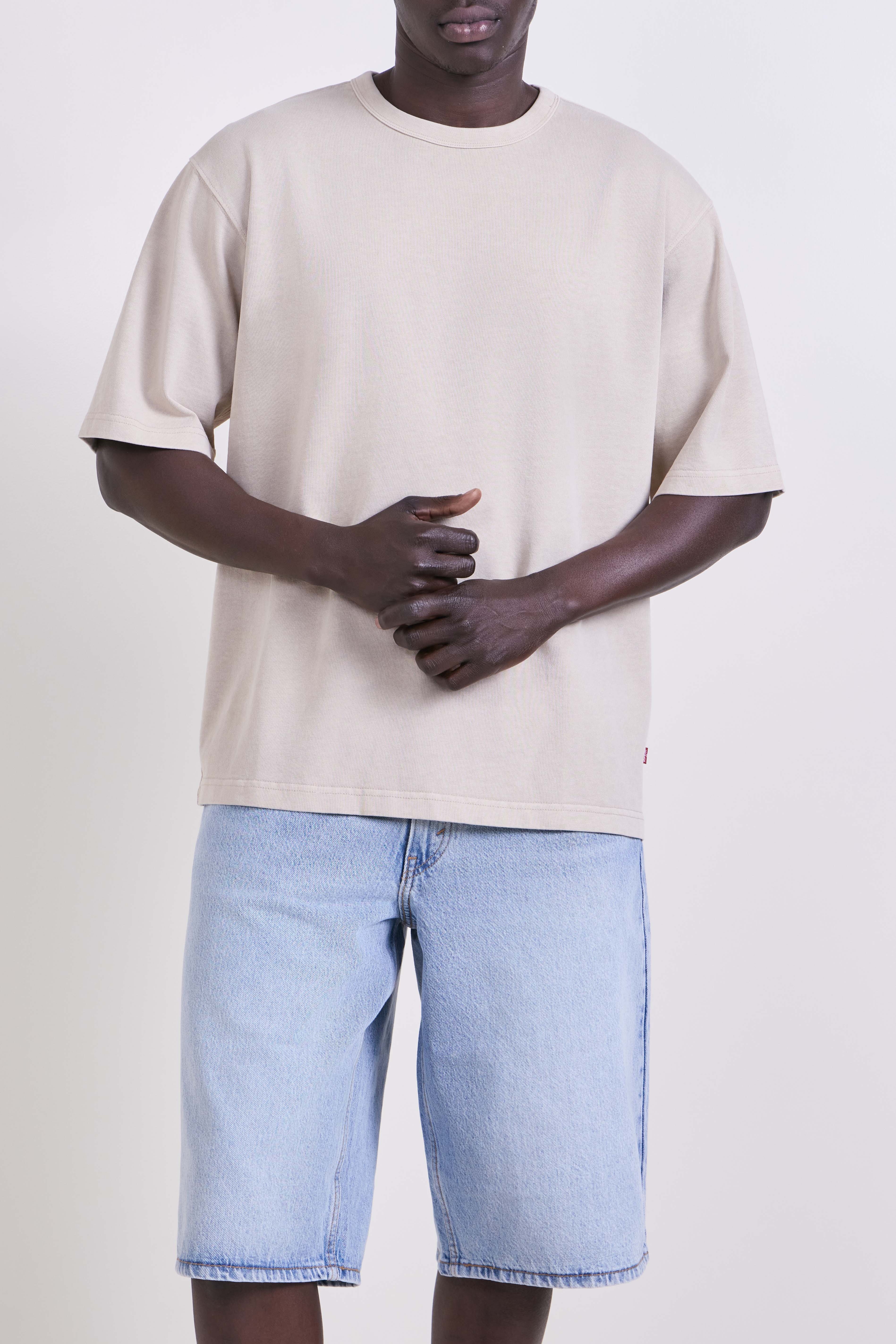 תמונת דוגמן קידמית של חולצת טי בגזרה משוחררת