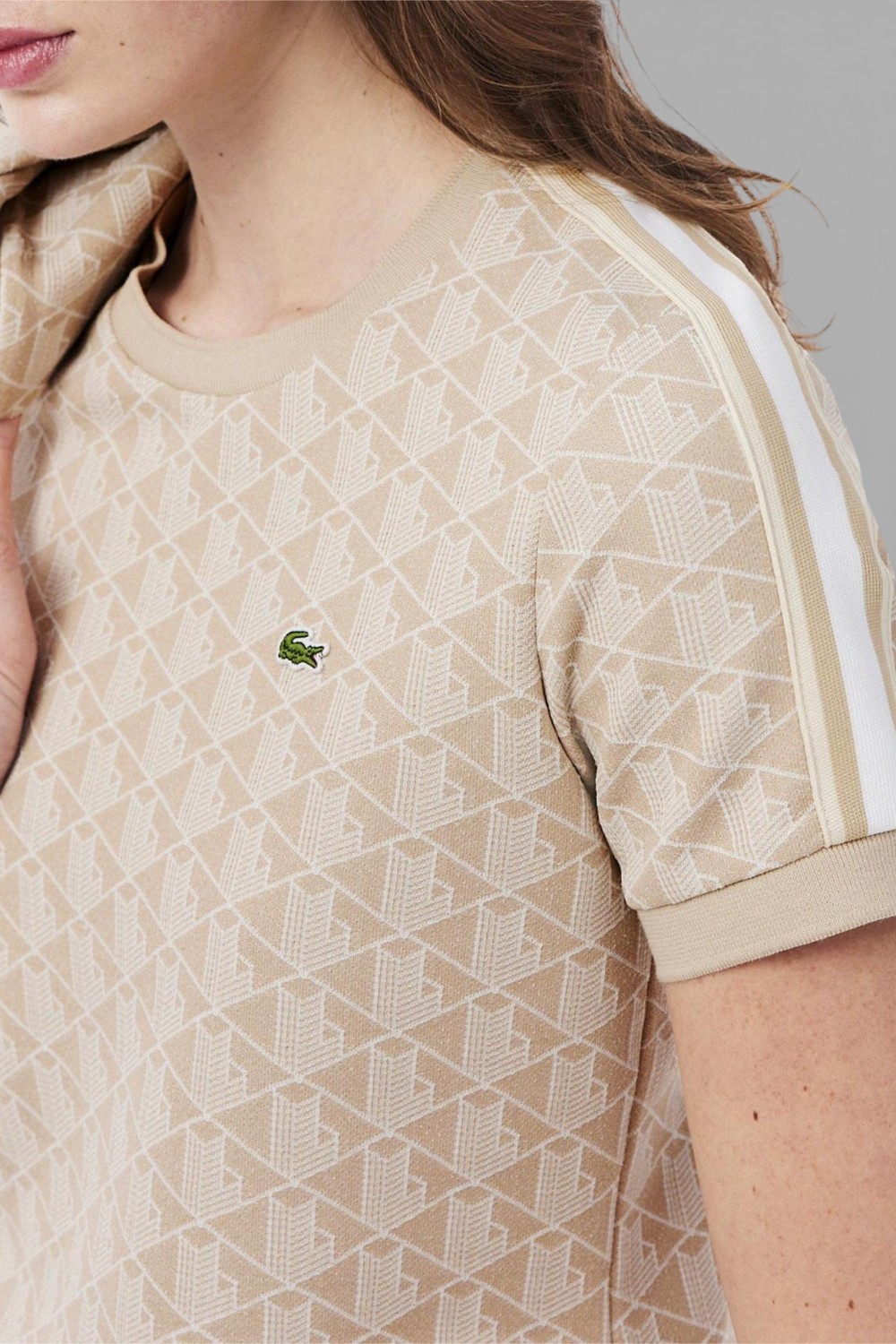 תמונת תקריב דוגמן של חולצת טי