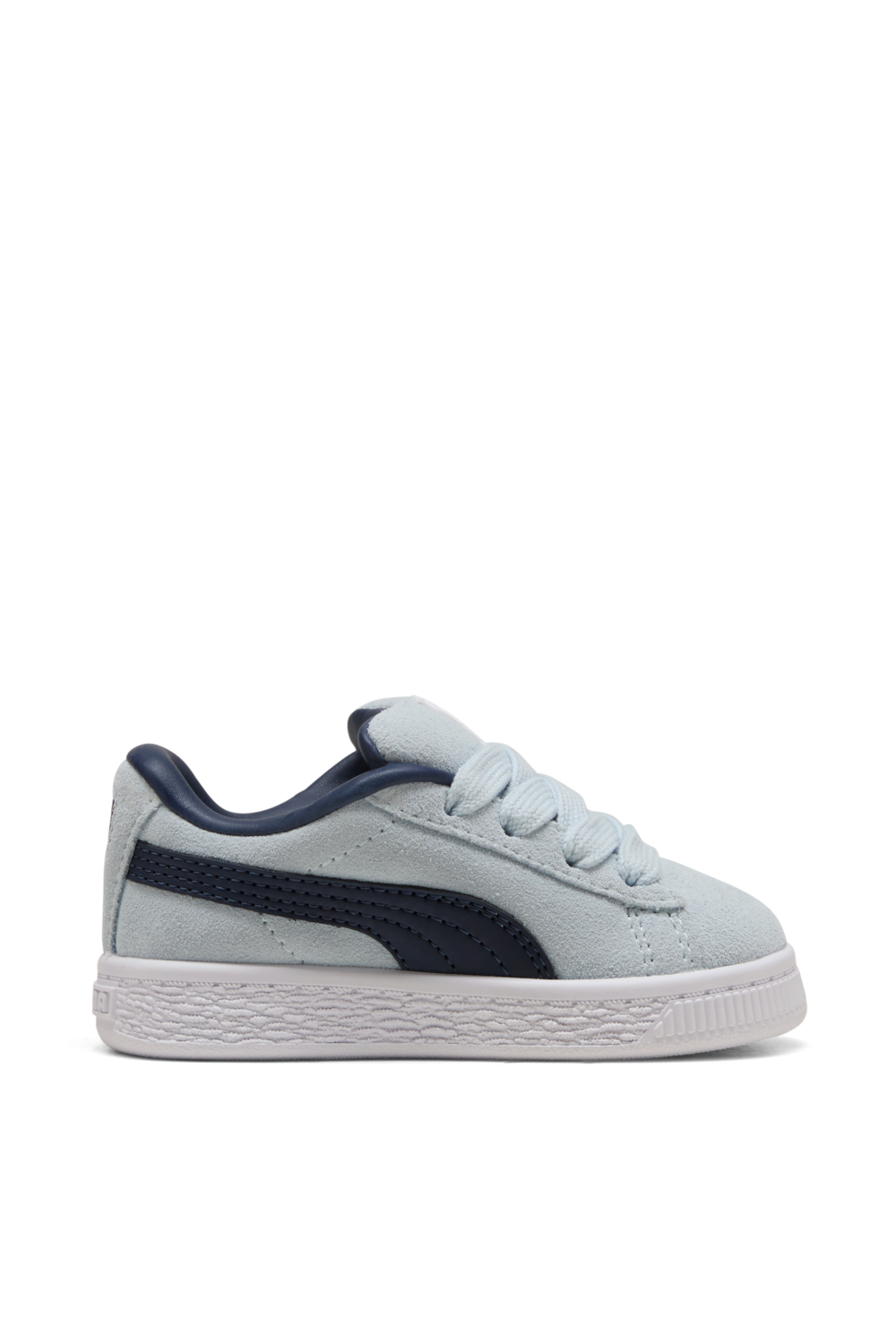 תמונה קידמית של נעלי סניקרס