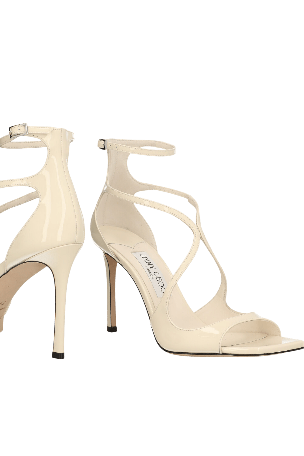 תמונת תקריב של סנדלי עקב