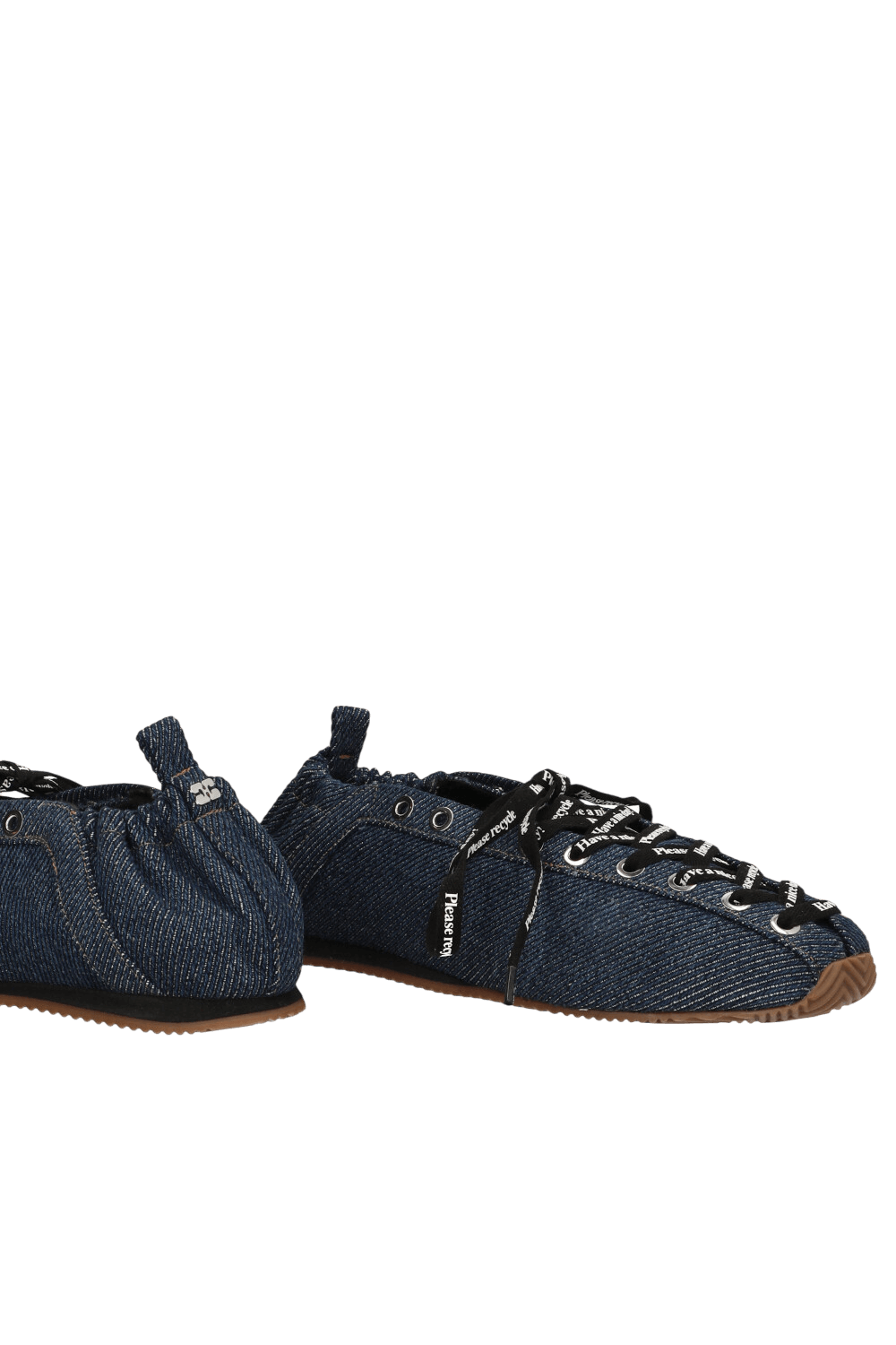 תמונת תקריב של נעלי בובה