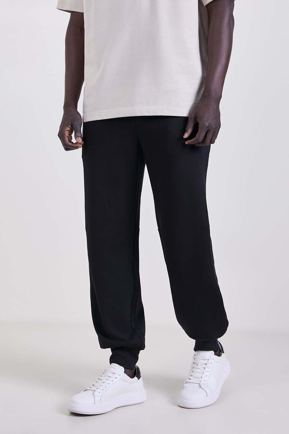 תמונת דוגמן קידמית של מכנסי ג'וגר