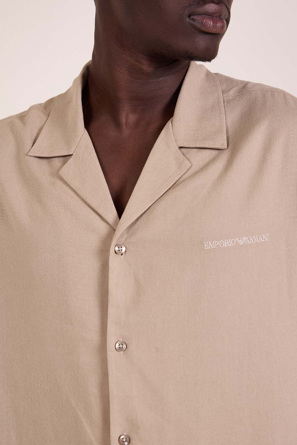 תמונת תקריב דוגמן של חולצה מכופתרת