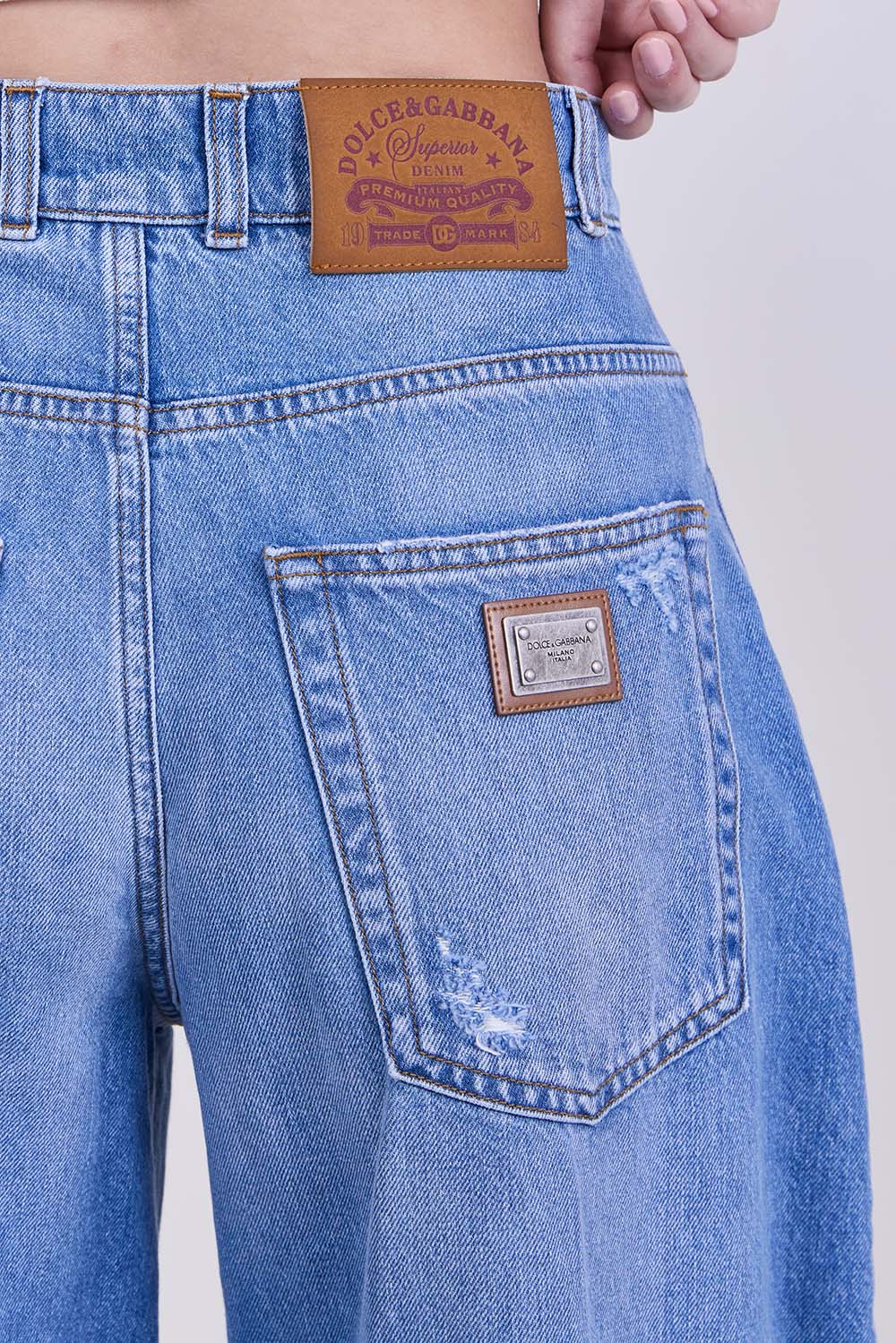 תמונת תקריב דוגמן של מכנסי ג'ינס בגזרה רחבה