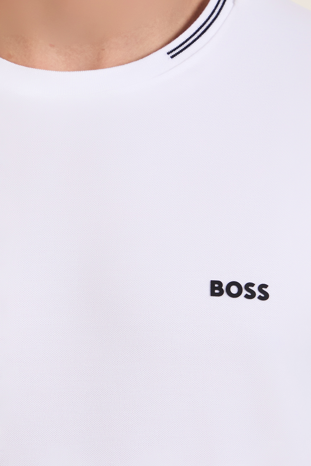 תמונת תקריב דוגמן של חולצת טי