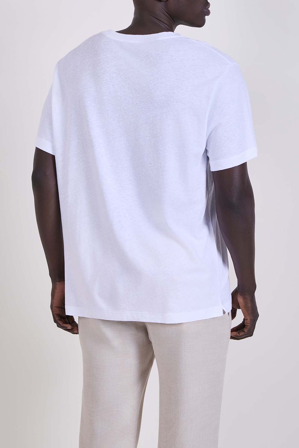 תמונת דוגמן אחורית של חולצת טי בגזרה ישרה