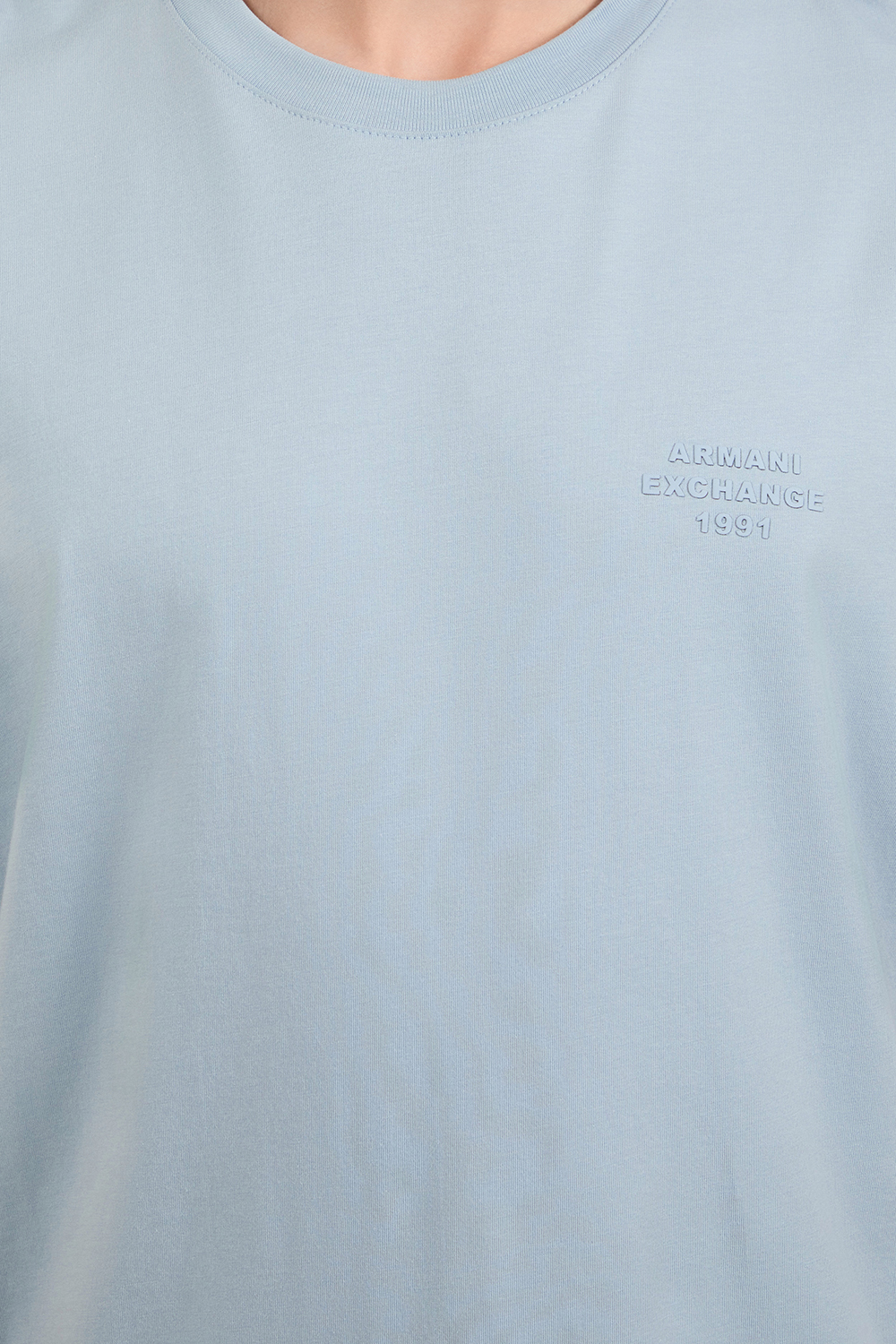 תמונת תקריב דוגמן של חולצת טי ARMANI EXCHANGE