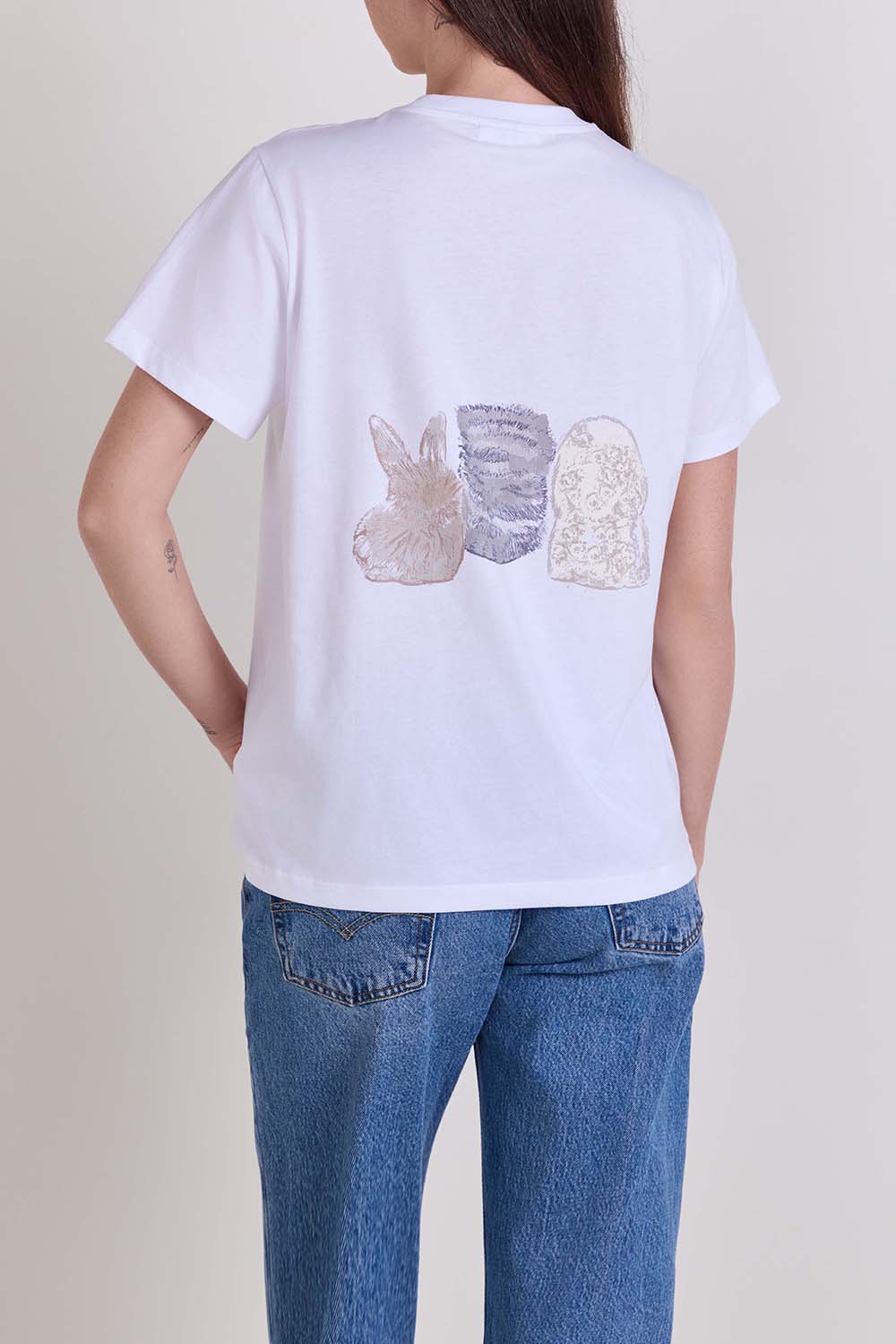 תמונת דוגמן אחורית של חולצת טי