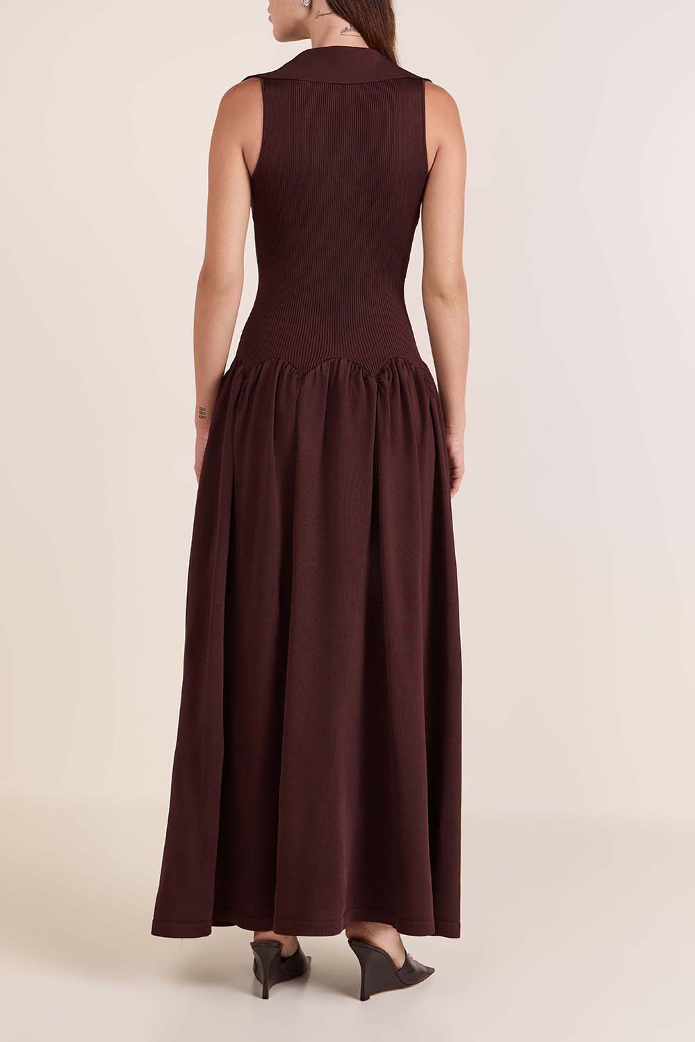 תמונת דוגמן אחורית של שמלת סריג