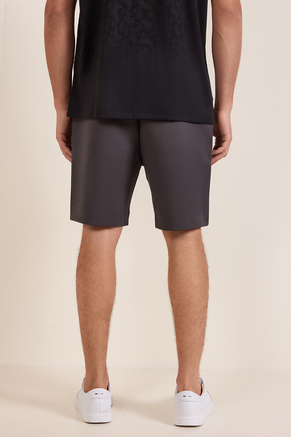 תמונת דוגמן אחורית של מכנסי ברמודה