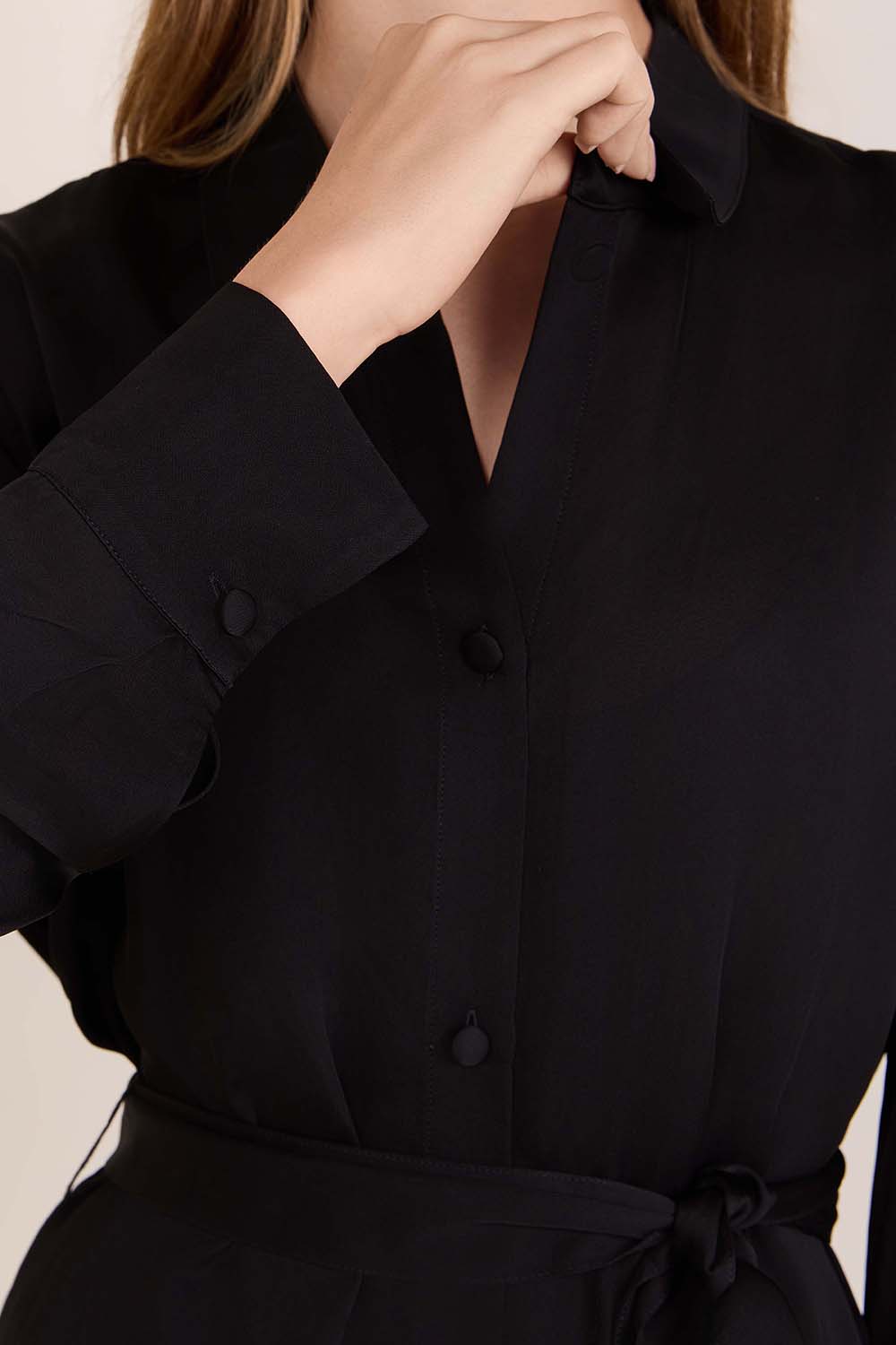 תמונת תקריב דוגמן של שמלת מידי