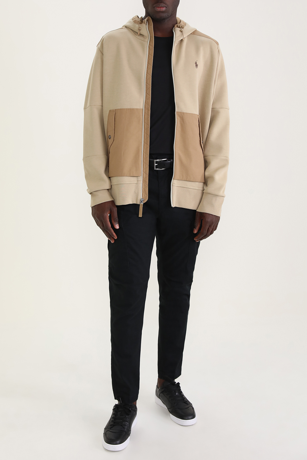 תמונת דוגמן קידמית של חגורת עור עם אבזם מטאלי