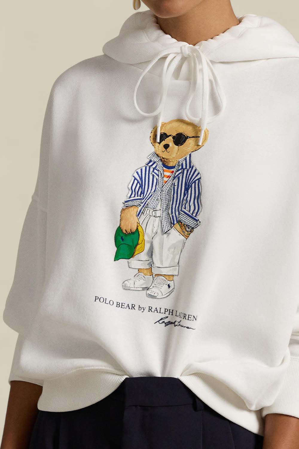 תמונת תקריב דוגמן של סווטשירט קפוצ'ון